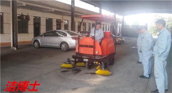 潔博士敞開式電動掃地機(jī)