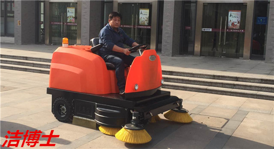 電動(dòng)清掃車(chē)的 電動(dòng)清掃車(chē)的