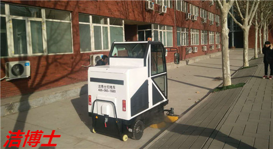 駕駛掃地車(chē)