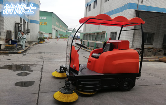 潔博士駕駛掃地車(chē)