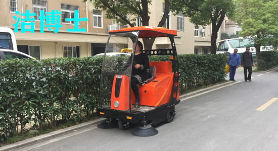 半封閉駕駛掃地車(chē)